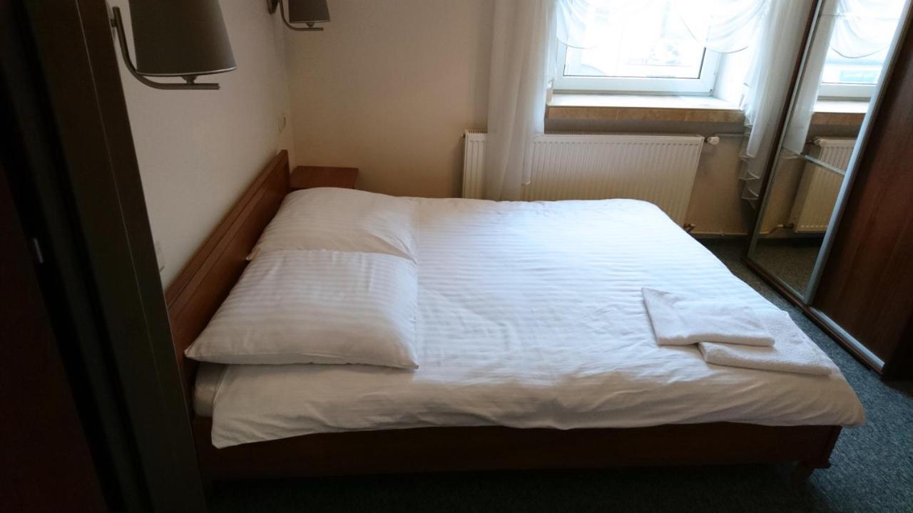 Dom Weselny Wenus Pokoje Hotelowe Przedborz Esterno foto