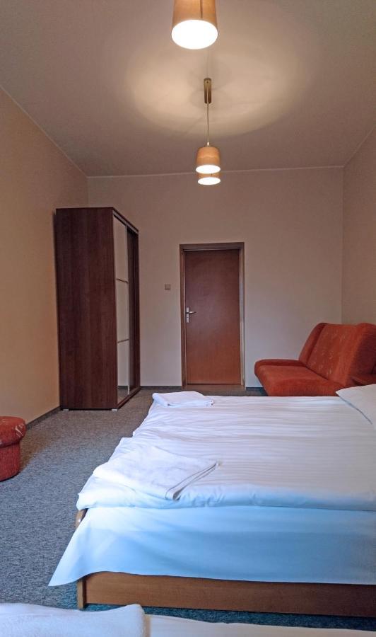 Dom Weselny Wenus Pokoje Hotelowe Przedborz Esterno foto